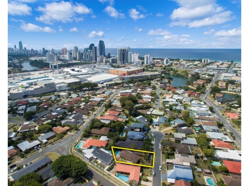 4 Chianti Avenue, Mermaid Waters QLD 4218