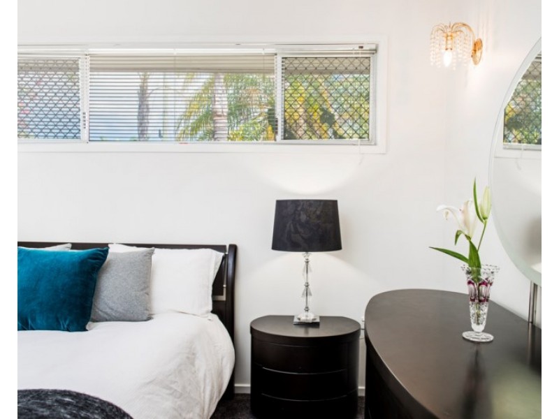 4 Chianti Avenue, Mermaid Waters QLD 4218