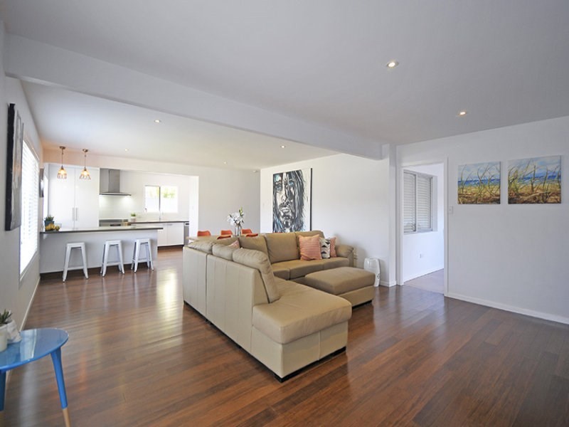 20 Savoy Drive, Broadbeach Waters QLD 4218