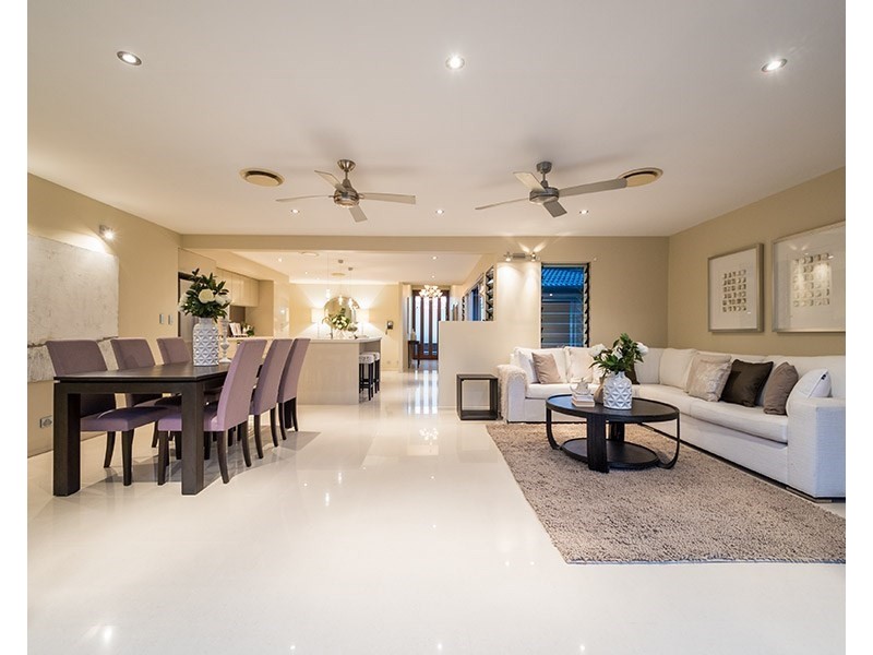 14 Andrea Avenue, Broadbeach Waters QLD 4218