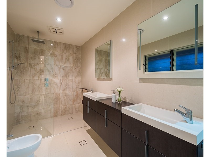 14 Andrea Avenue, Broadbeach Waters QLD 4218