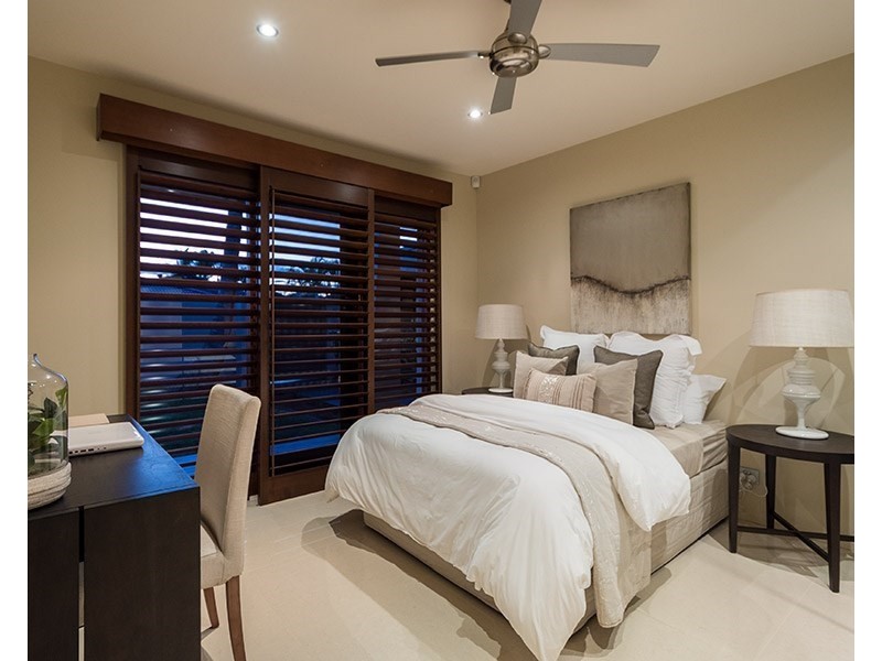 14 Andrea Avenue, Broadbeach Waters QLD 4218