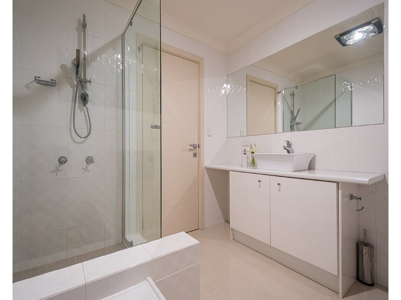 14 Andrea Avenue, Broadbeach Waters QLD 4218
