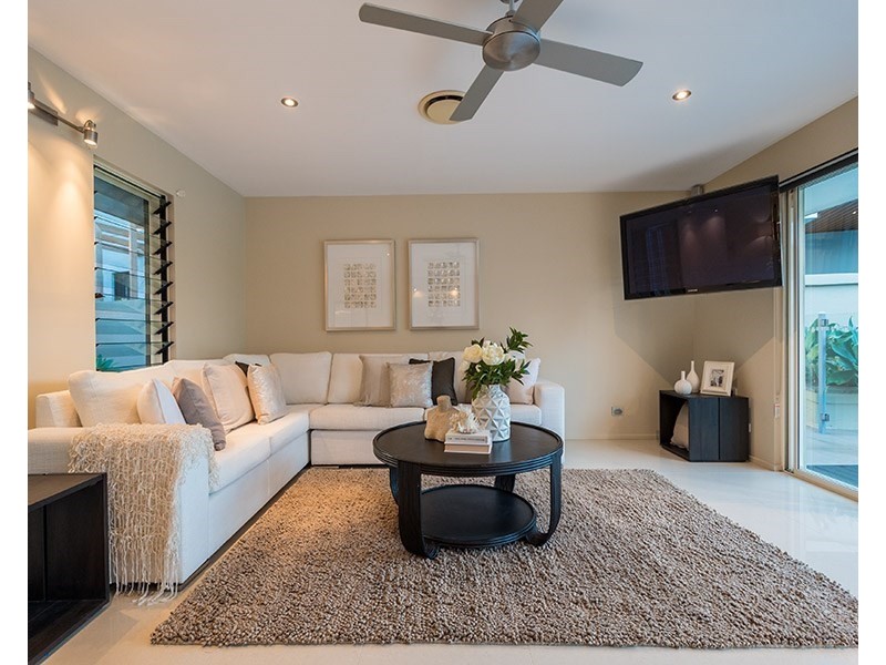 14 Andrea Avenue, Broadbeach Waters QLD 4218