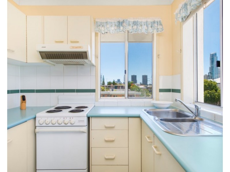 17/14-16 Darrambal Street, Chevron Island QLD 4217