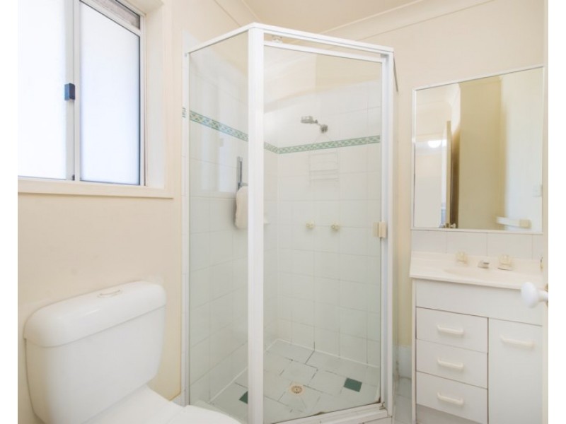 17/14-16 Darrambal Street, Chevron Island QLD 4217