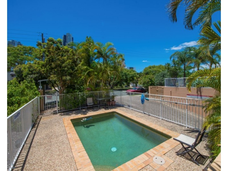 17/14-16 Darrambal Street, Chevron Island QLD 4217