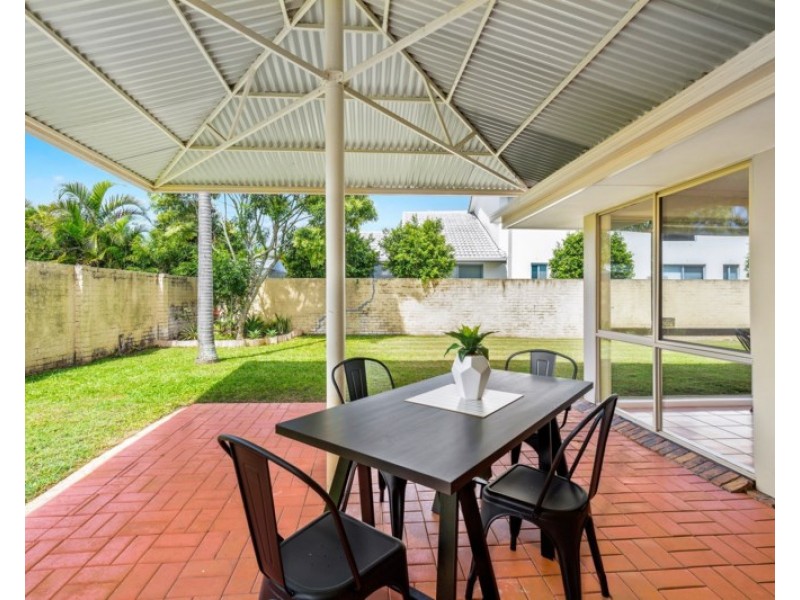 17/14-16 Darrambal Street, Chevron Island QLD 4217