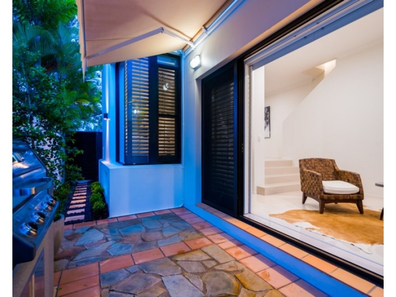 2/18 Seaside Avenue, Mermaid Beach QLD 4218