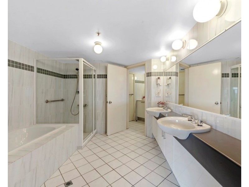 8-2/15 Victoria Avenue, Broadbeach QLD 4218