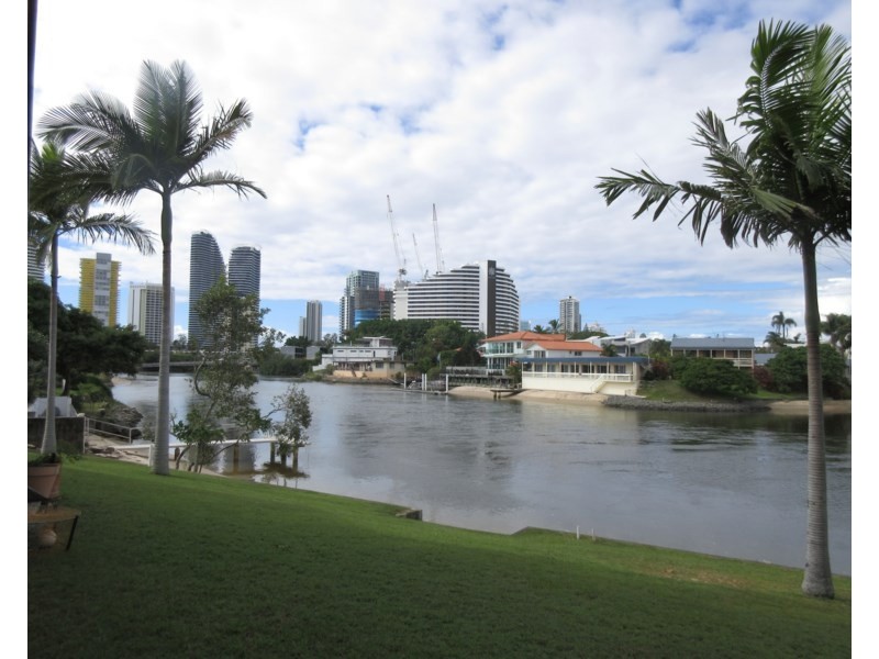 2/18 Sunshine Boulevard, Broadbeach Waters QLD 4218