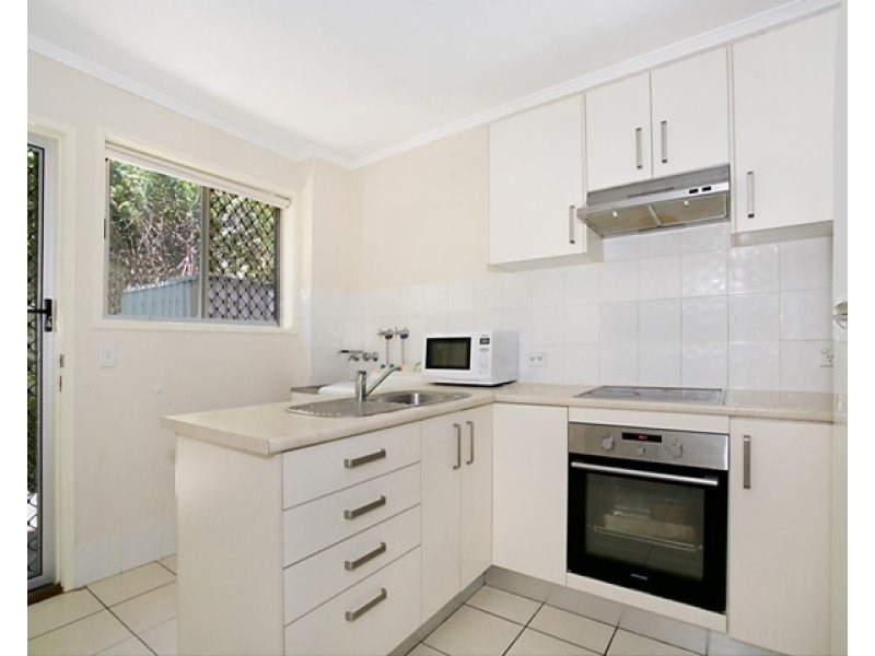 2/20 Phillip Avenue, Broadbeach QLD 4218