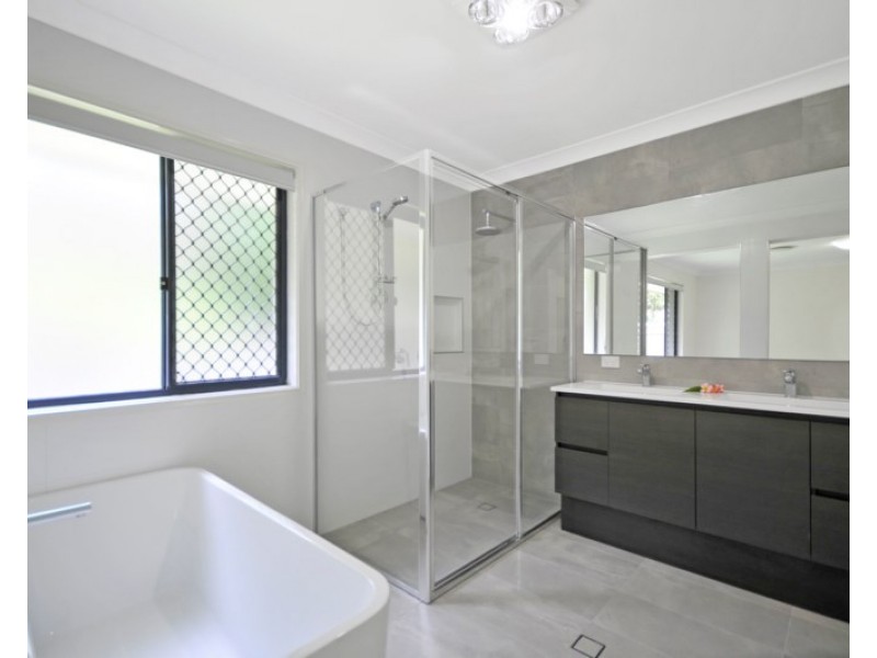 107 Crestwood Drive, Molendinar QLD 4214