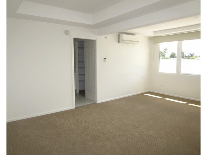 1 Bahia Court, Broadbeach Waters QLD 4218