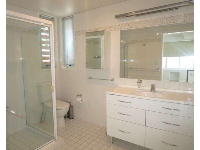 1 Bahia Court, Broadbeach Waters QLD 4218