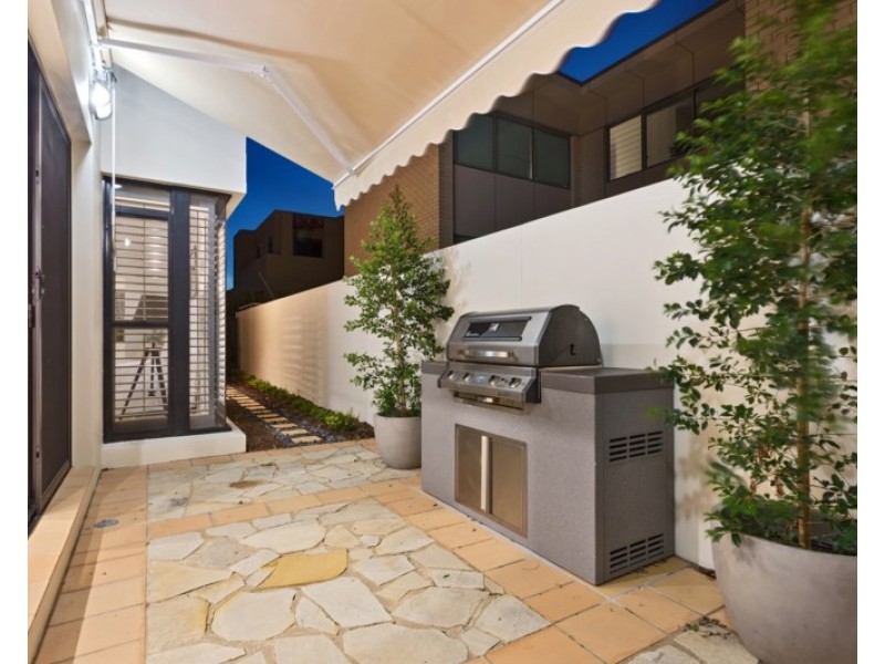 2/18 Seaside Avenue, Mermaid Beach QLD 4218