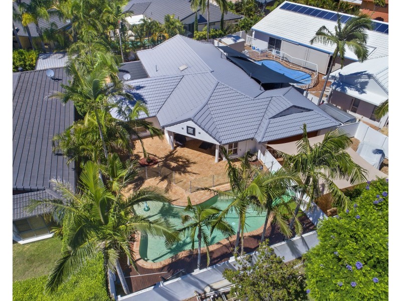 6 Santa Cruz Boulevard, Clear Island Waters QLD 4226