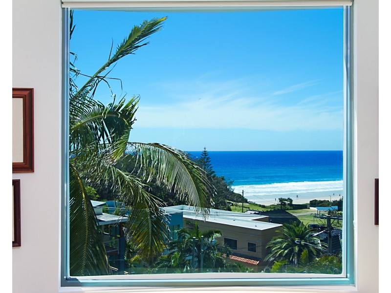 10 Brakes Crescent, Miami QLD 4220