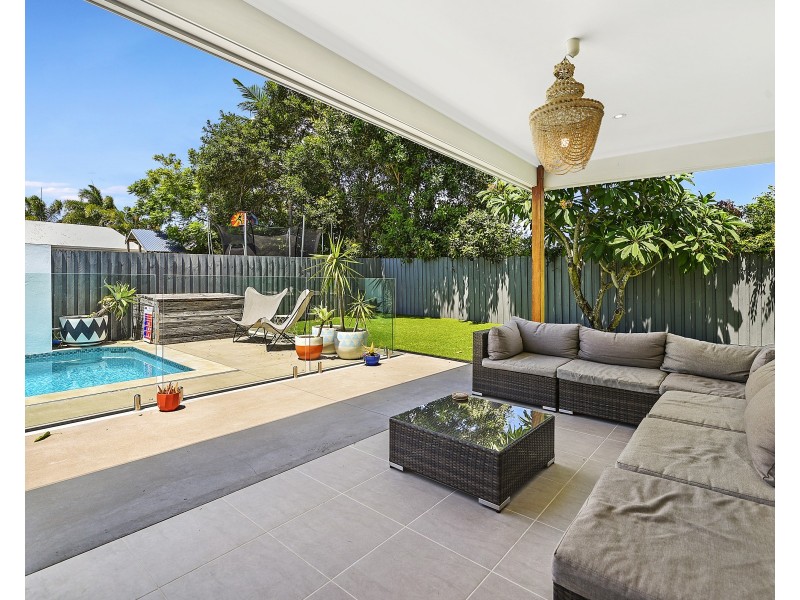 76 Twenty Fifth Avenue, Palm Beach QLD 4221