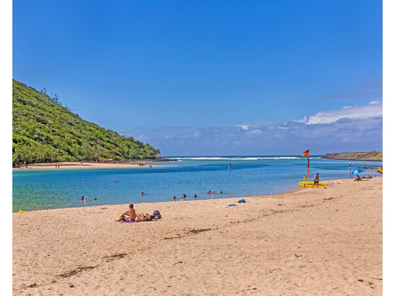 76 Twenty Fifth Avenue, Palm Beach QLD 4221