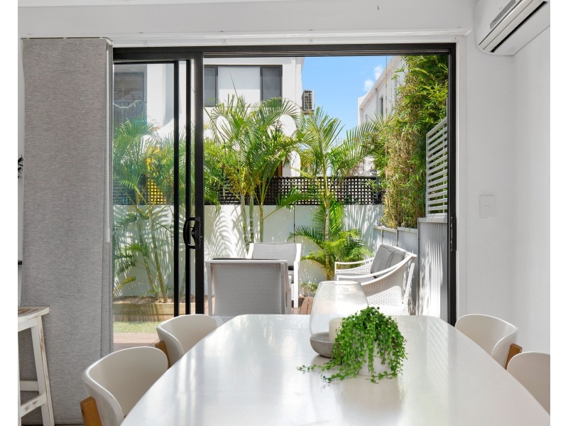 2/2-34 Karbunya Street, Mermaid Waters QLD 4218