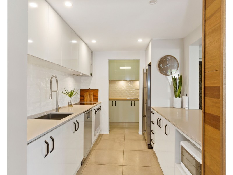 2/4 Rosewood Avenue, Broadbeach QLD 4218