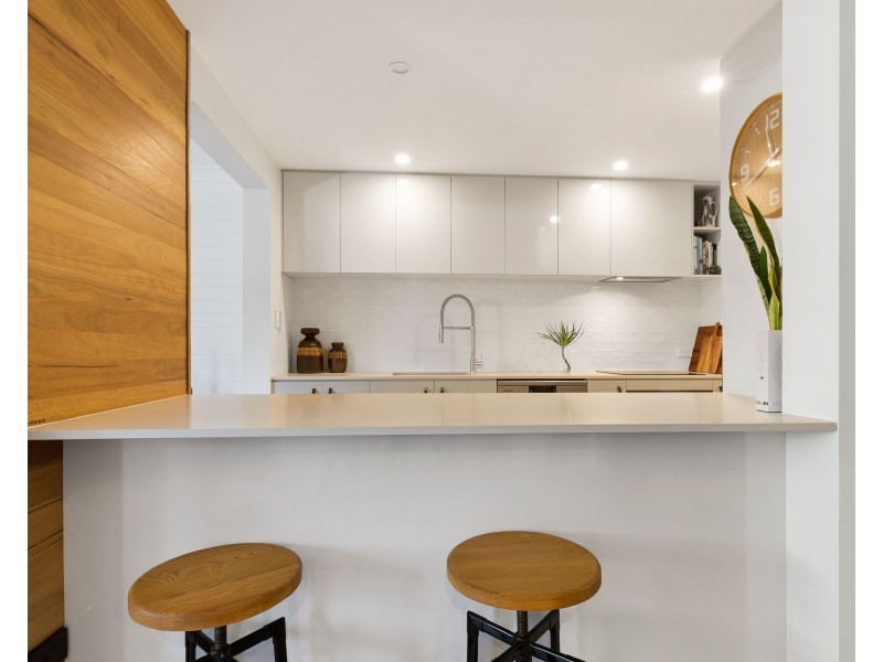 2/4 Rosewood Avenue, Broadbeach QLD 4218