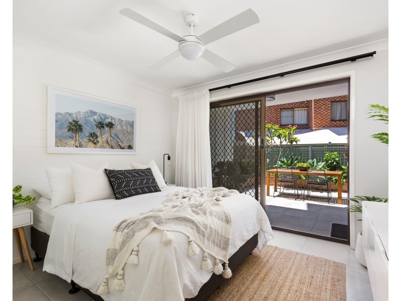 2/4 Rosewood Avenue, Broadbeach QLD 4218