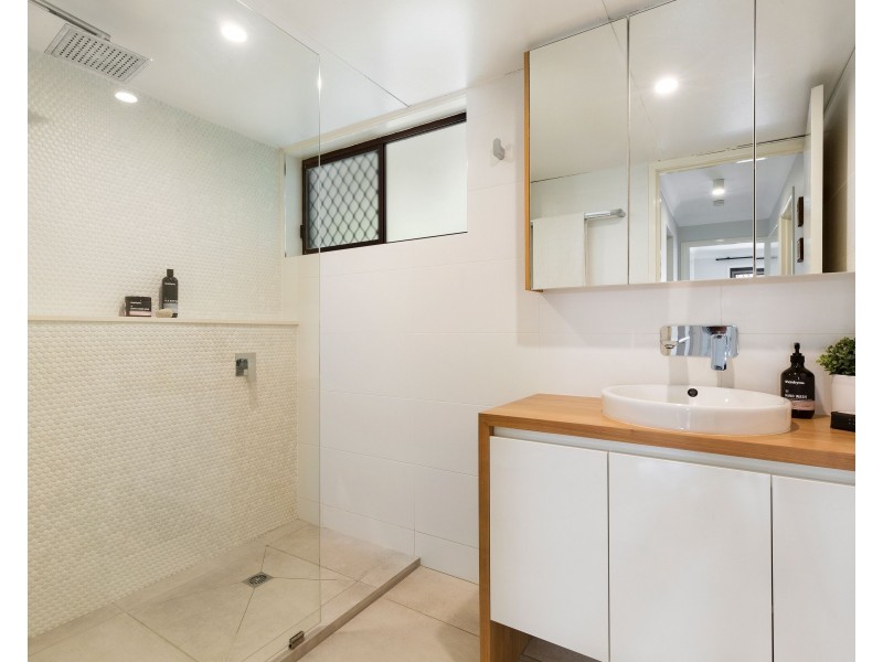 2/4 Rosewood Avenue, Broadbeach QLD 4218