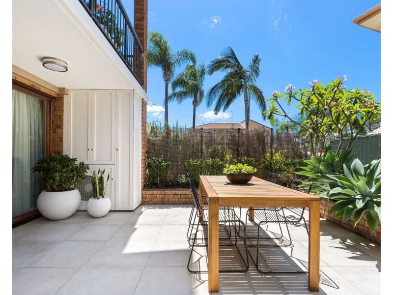 2/4 Rosewood Avenue, Broadbeach QLD 4218