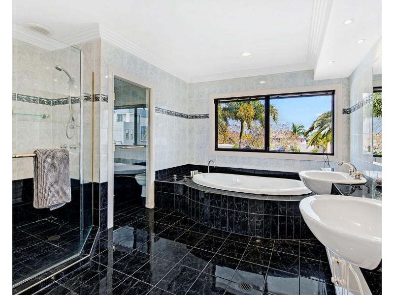 93 Bollard Circuit, Clear Island Waters QLD 4226