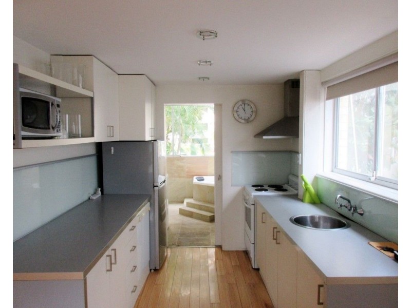 2/2 MacArthur Parade, Main Beach QLD 4217