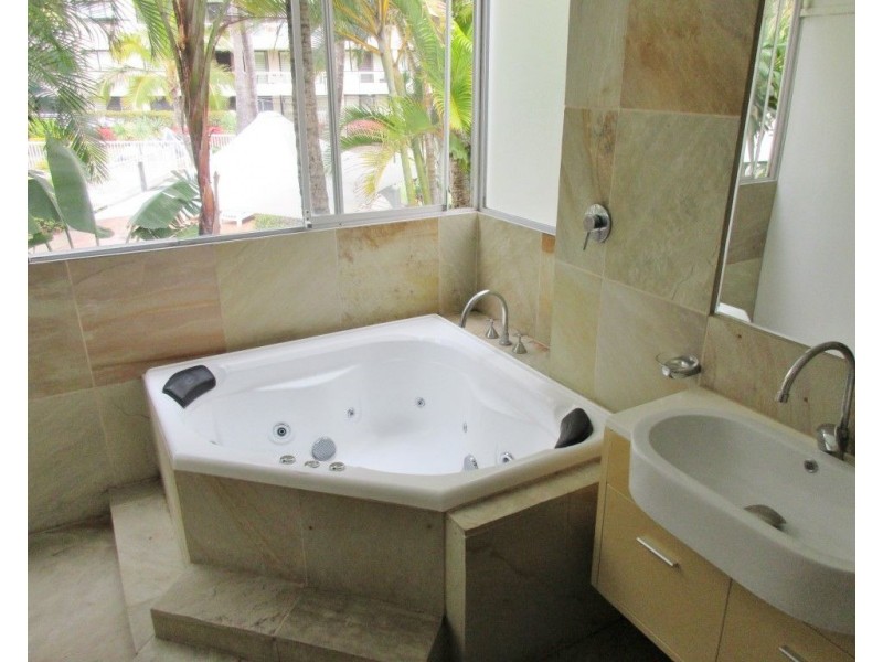 2/2 MacArthur Parade, Main Beach QLD 4217