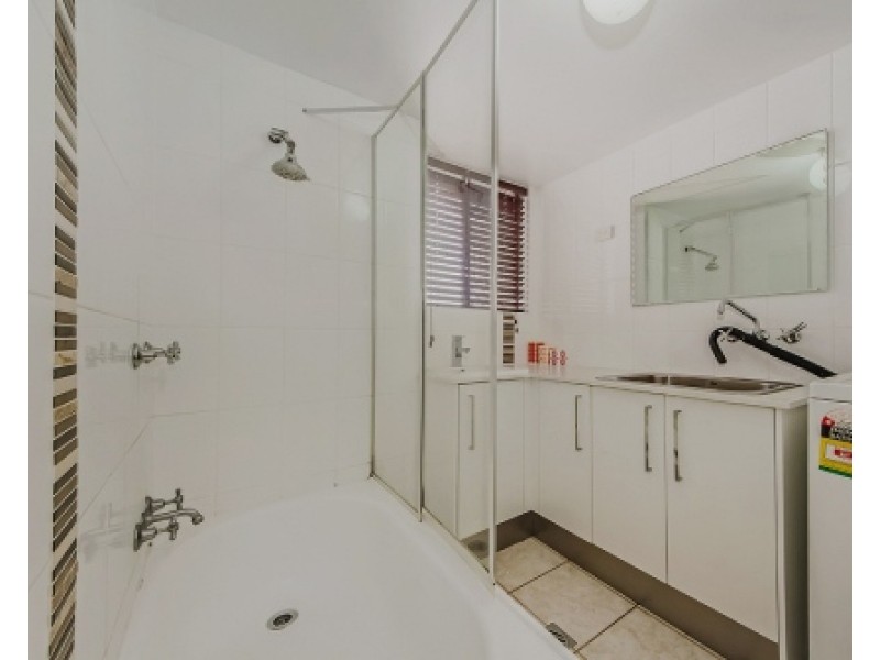 2/46 Oceanic Drive, Mermaid Waters QLD 4218