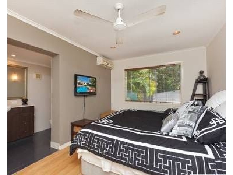 11 Raymond Avenue, Bundall QLD 4217