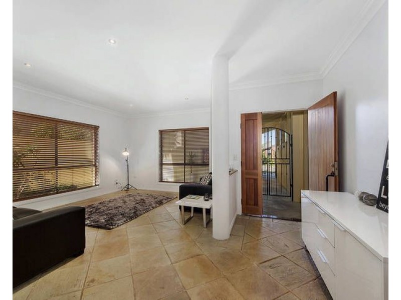 2/25 Hilda Street, Mermaid Beach QLD 4218