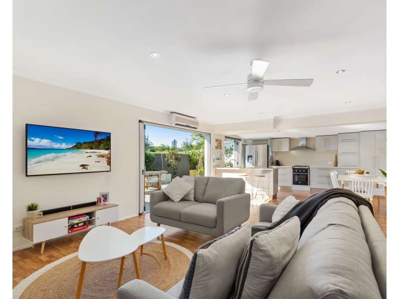 21 Naranga Avenue, Broadbeach Waters QLD 4218