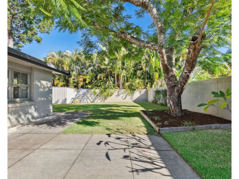 21 Naranga Avenue, Broadbeach Waters QLD 4218