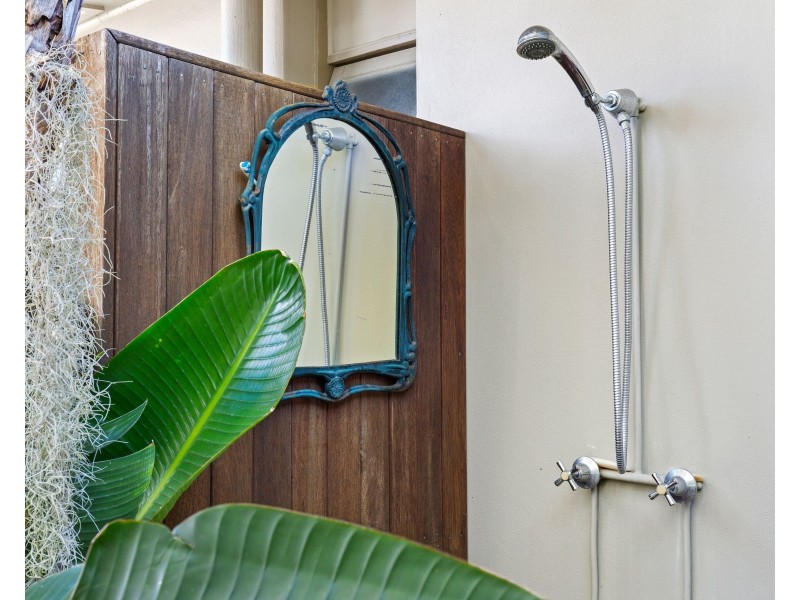 21 Naranga Avenue, Broadbeach Waters QLD 4218