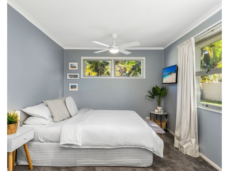 21 Naranga Avenue, Broadbeach Waters QLD 4218