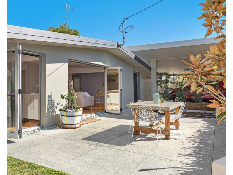 21 Naranga Avenue, Broadbeach Waters QLD 4218