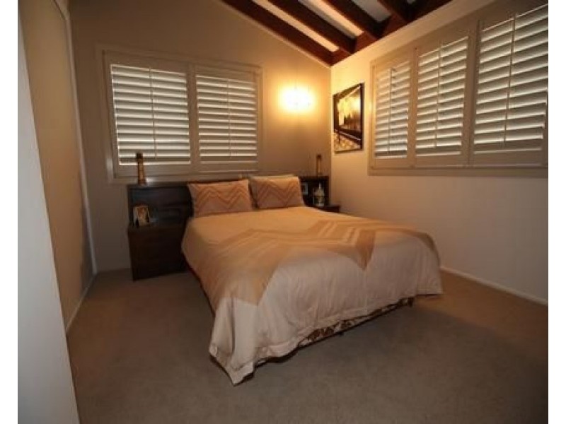 2/42 Messines Crescent, Miami QLD 4220