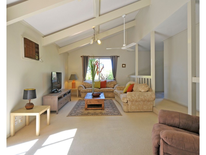 8 Harneil Place, Carrara QLD 4211