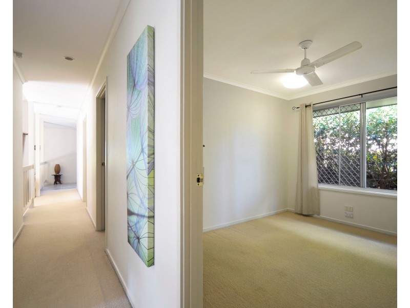 8 Harneil Place, Carrara QLD 4211