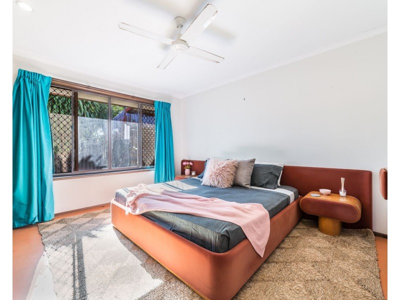 28 Allambi Avenue, Broadbeach Waters QLD 4218