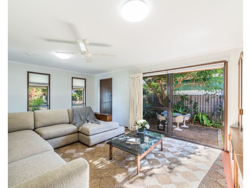 28 Allambi Avenue, Broadbeach Waters QLD 4218