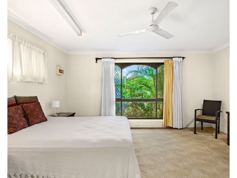 15 Savoy Drive, Broadbeach Waters QLD 4218