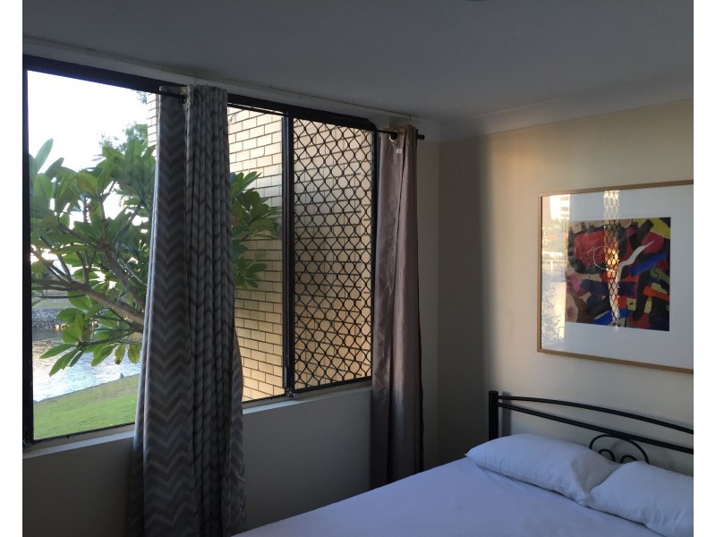 2/18 Sunshine Boulevard, Broadbeach Waters QLD 4218
