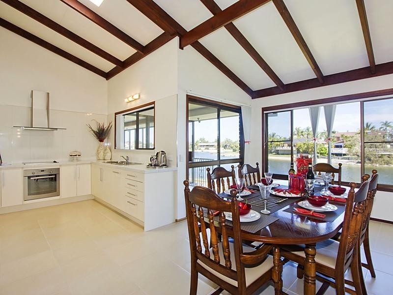 11 Weatherly Avenue, Mermaid Waters QLD 4218