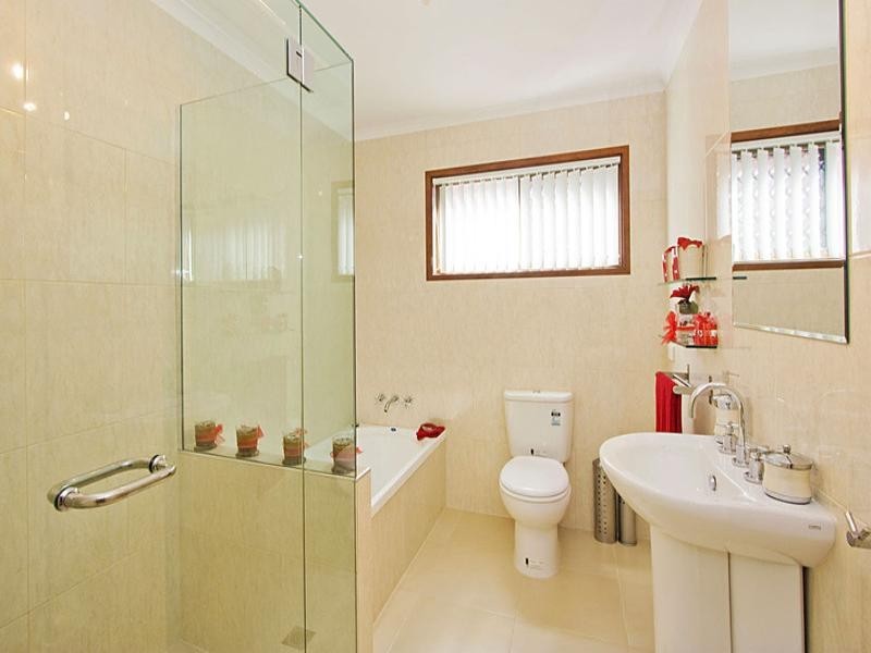 11 Weatherly Avenue, Mermaid Waters QLD 4218